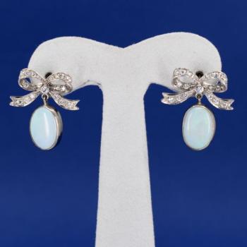 Bílozlaté náušnice s opály a brilianty Bílozlaté náušnice s opály a brilianty