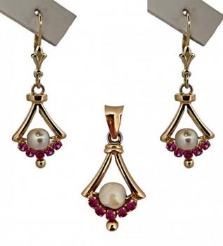 ZLATÉ NÁUŠNICE A PŘÍVĚSEK S RUBÍNY A PERLIČKAMI ZLATÉ NÁUŠNICE A PŘÍVĚSEK S RUBÍNY A PERLIČKAMI