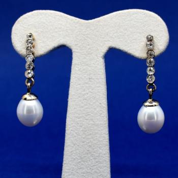 Zlaté náušnice s perlami a diamanty Zlaté náušnice s perlami a diamanty